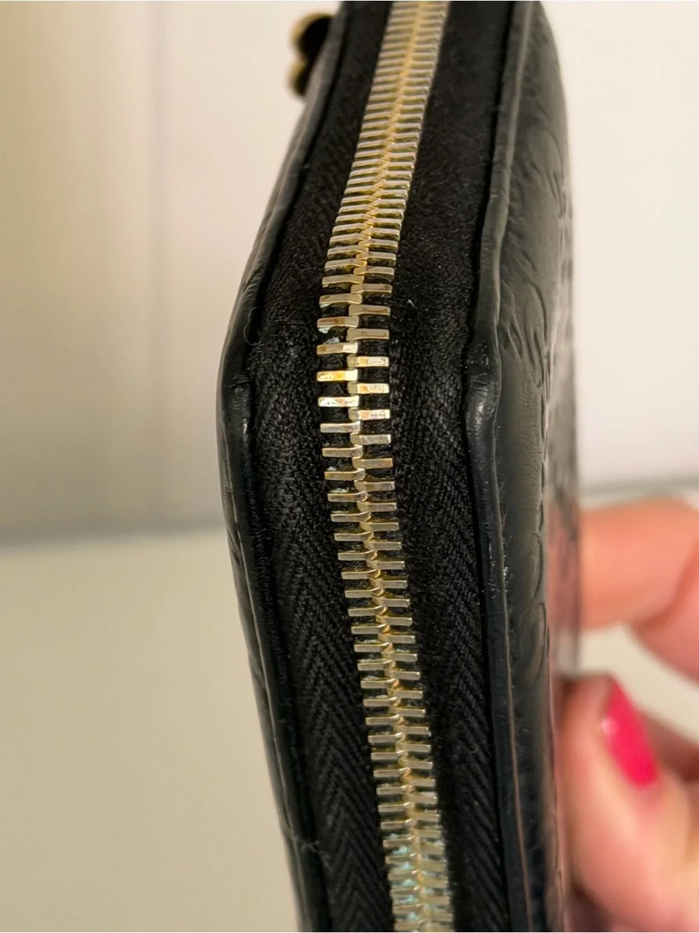 Gucci Black Leather Zip Wallet with an added zipperpull Gold Floral Gucci Charm - Picture 8 of 12